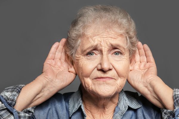 Người cao tuổi dễ bị ù tai, nghe kém